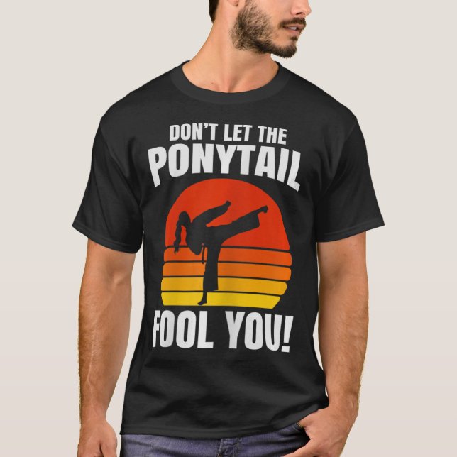 Camiseta Don’t Let The Ponytail Fool You Karate Kick  (Frente)