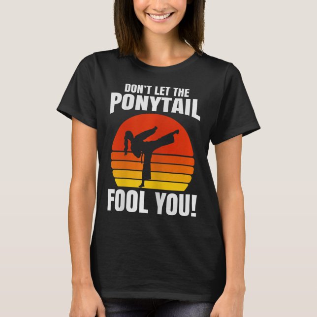 Camiseta Don’t Let The Ponytail Fool You Karate Kick  (Frente)