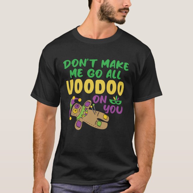Camiseta Don t make Me Go All Voodoo On You  Mardi Gras (Frente)