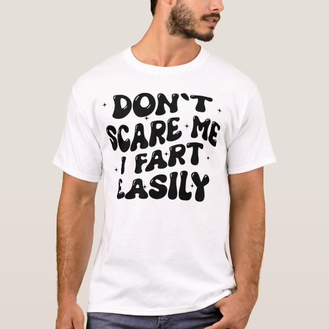 Camiseta Don’t Scare Me I Fart Easily Funny Humor Quote (Frente)