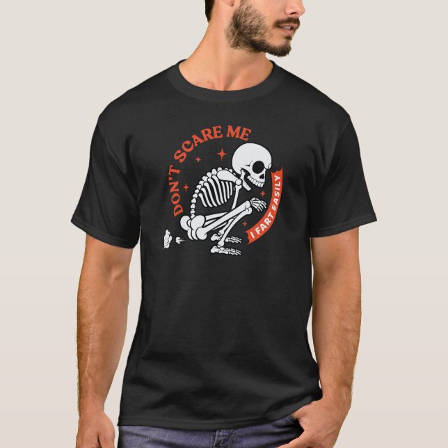 Camiseta Don`t Scare Me I Fart Easily Skeleton Halloween (Frente)