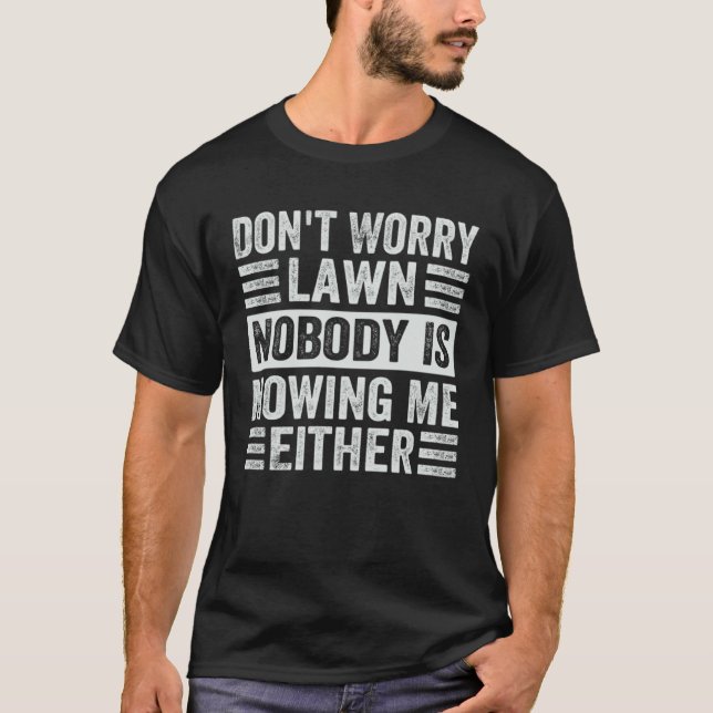 Camiseta Don t Worry Lawn Nobody Is Mowing Me Either (Frente)