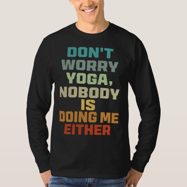 Camiseta Don t Worry Yoga   Nobody Is Doing Me Either   (Frente)