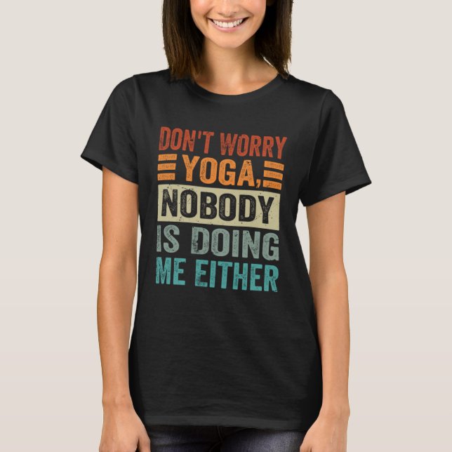 Camiseta Don t Worry Yoga  Nobody Is Doing Me Either    1 (Frente)