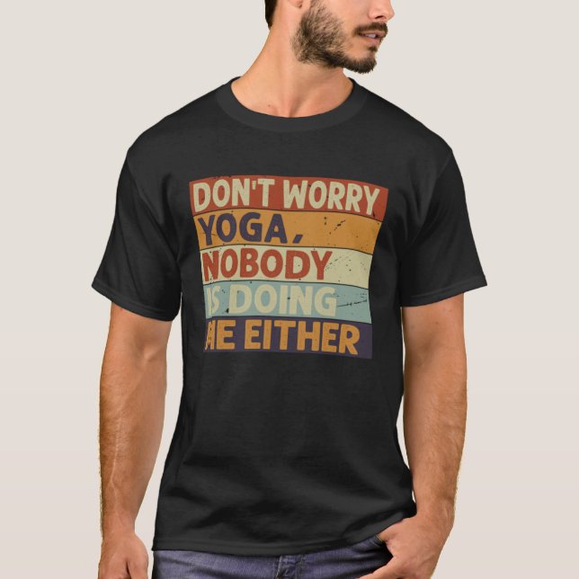 Camiseta Don t Worry Yoga  Nobody Is Doing Me Either    5 (Frente)
