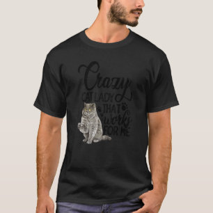 Camiseta Dona Gata Louca Que Trabalha Para Mim Dono de Gato