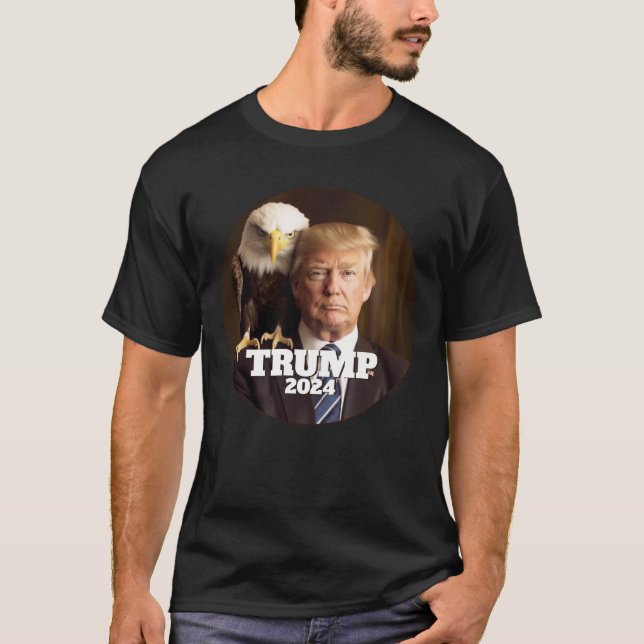 Camiseta Donald Trump 2024 Foto - águia careca no ombro (Frente)