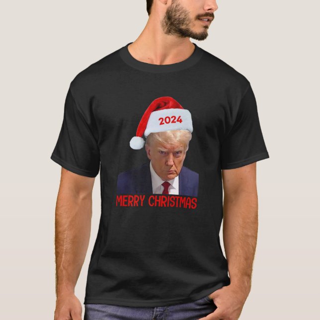 Camiseta Donald Trump 2024 Santa Hat Feliz Homens de Natal  (Frente)