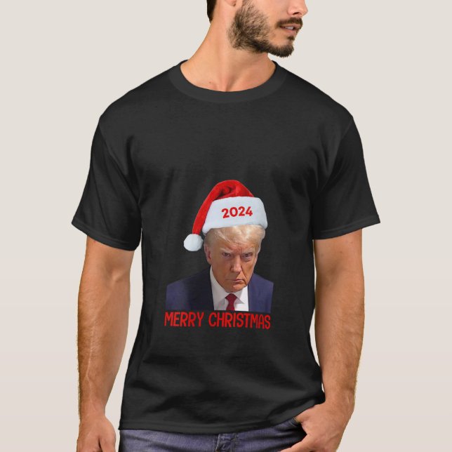 Camiseta Donald Trump 2024 Santa Hat Feliz Homens de Natal  (Frente)