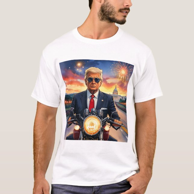 Camiseta Donald Trump Dirigindo Motocicleta EUA Bombeiro Ca (Frente)