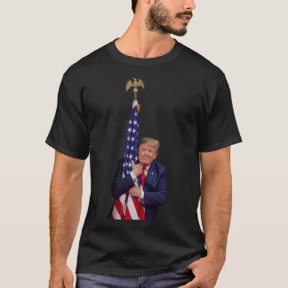 Camiseta Donald Trump Hugging American Flag Sticker.png