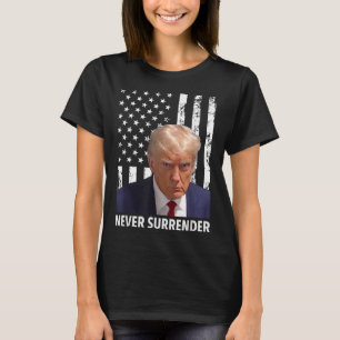 Camiseta Donald Trump Mug Shot - Nunca rendam F Americano