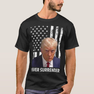 Camiseta Donald Trump Mug Shot - Nunca rendam F Americano