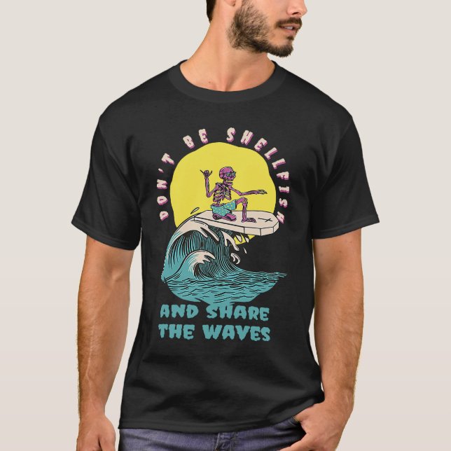 Camiseta Don't Be Shellfish & Share The Waves Retro Surfer  (Frente)