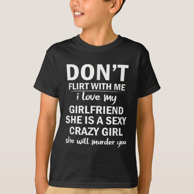 Camiseta Don't Flirt With Me My Girlfriend Is Crazy Funny  (Frente)