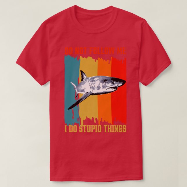 Camiseta Dont Follow Me I Do Stupid Things Retro Shark Fish (Frente do Design)