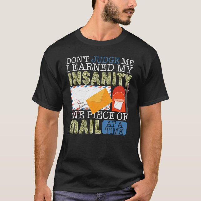 Camiseta Don't Judge Me  Postal Worker Mailman Postman Mail (Frente)