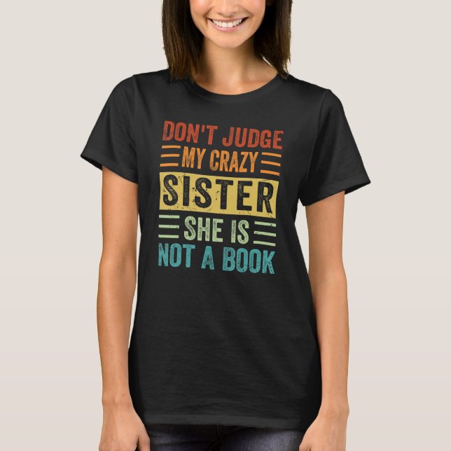 Camiseta Don't Judge My Crazy Sister She Is Not A Book - Sa (Frente)