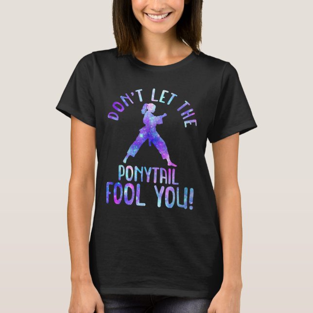 Camiseta Dont Let The Ponytail Fool You Funny For Karate Gi (Frente)