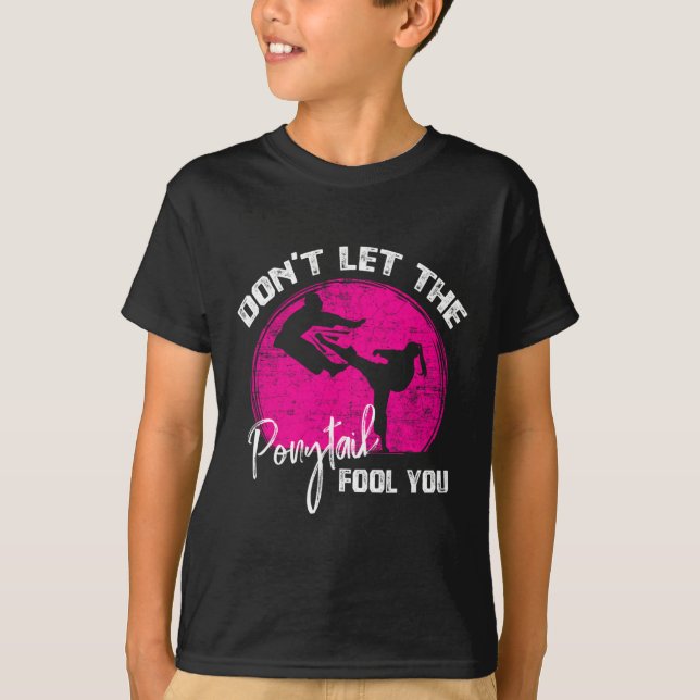 Camiseta Dont Let The Ponytail Fool You Funny Karate Gift  (Frente)