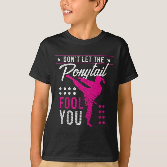 Camiseta Dont Let The Ponytail Fool You Funny Karate Girl  (Frente)
