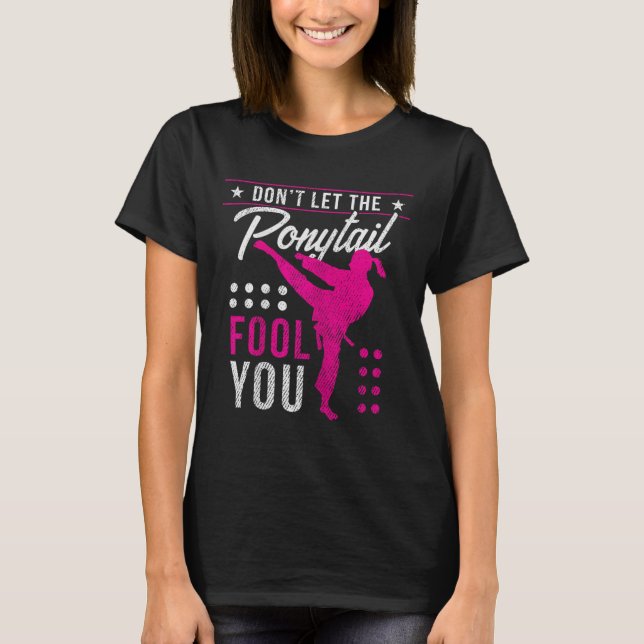 Camiseta Dont Let The Ponytail Fool You Funny Karate Girl  (Frente)