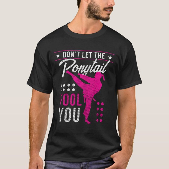 Camiseta Dont Let The Ponytail Fool You Funny Karate Girl  (Frente)