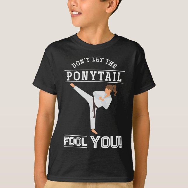 Camiseta Dont Let The Ponytail Fool You Funny Karateist Gir (Frente)