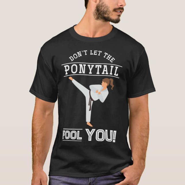Camiseta Dont Let The Ponytail Fool You Funny Karateist Gir (Frente)