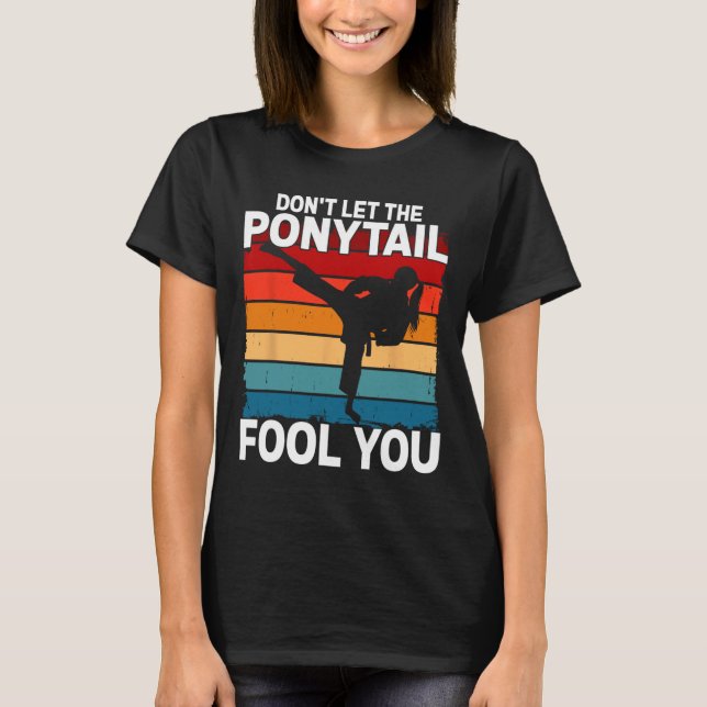 Camiseta Don't Let The Ponytail Fool You Girl Women Karate  (Frente)