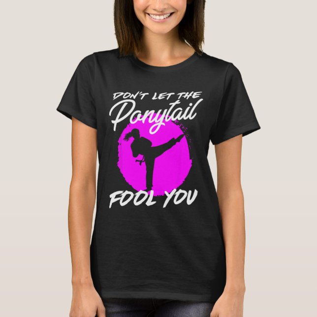 Camiseta Dont Let The Ponytail Fool You I Funny Karate  (Frente)