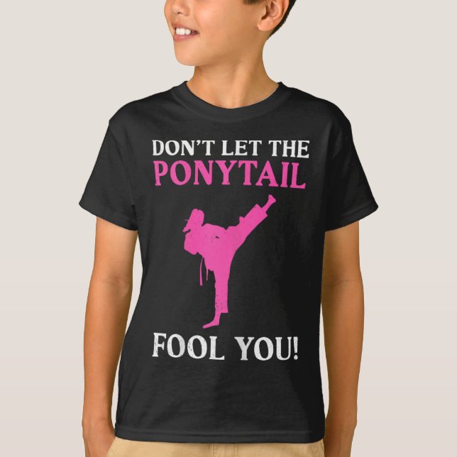 Camiseta Don't Let The Ponytail Fool You Karate Fighter Mar (Frente)