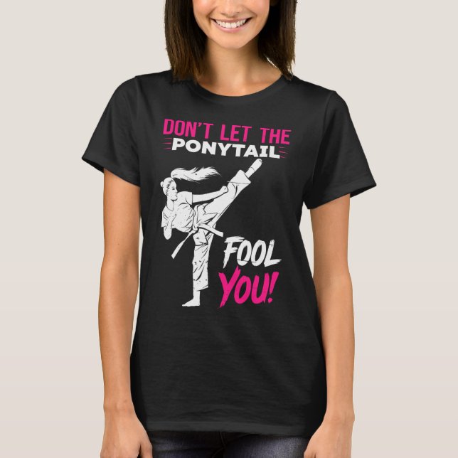 Camiseta Don't Let The Ponytail Fool You Karate Funny Karat (Frente)