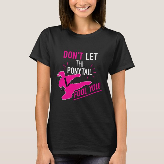 Camiseta Don't Let The Ponytail Fool You Karate Girl Funny  (Frente)