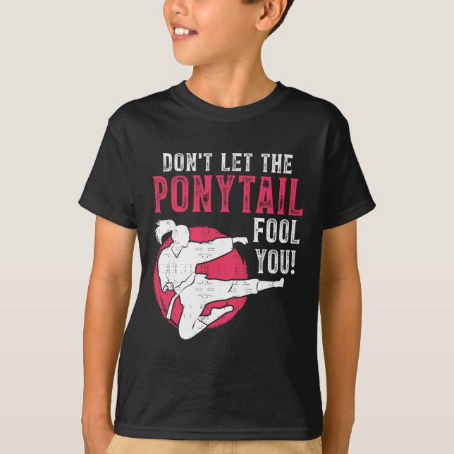 Camiseta Dont Let The Ponytail Fool You Martial Arts Girl - (Frente)