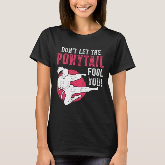 Camiseta Dont Let The Ponytail Fool You Martial Arts Girl - (Frente)