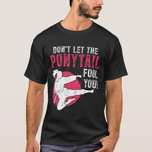 Camiseta Dont Let The Ponytail Fool You Martial Arts Girl - (Frente)