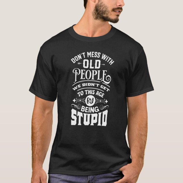 Camiseta Don't Mess With Old People We're Not Stupid (Frente)