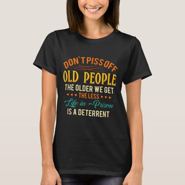 Camiseta Don't Off Old People The Older We Get The Less Lif (Frente)