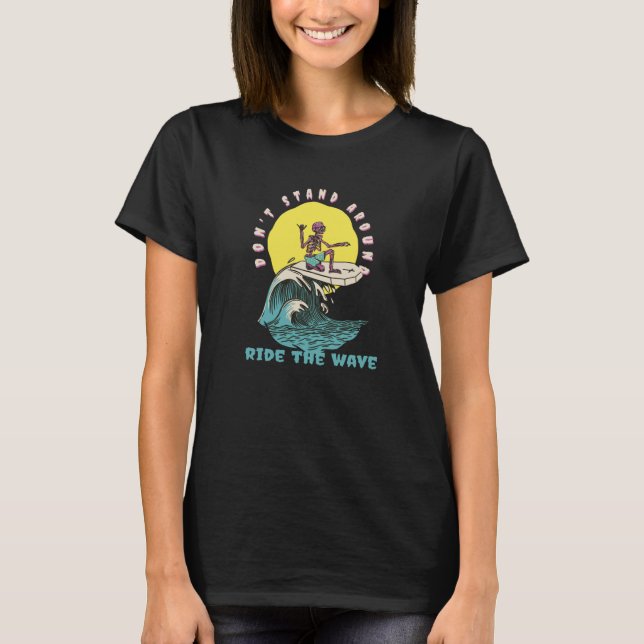 Camiseta Don't Stand Around Ride The Wave  Retro Surfer Pre (Frente)