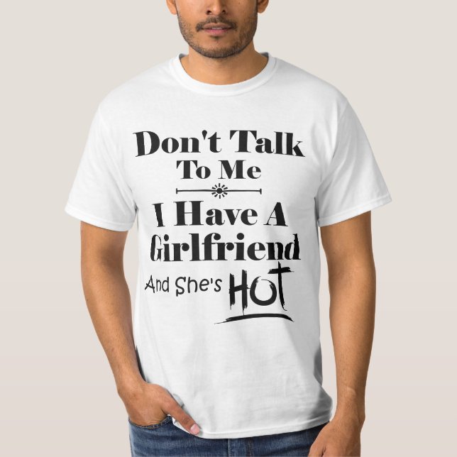 Camiseta Don't Talk To Me I Have A Girlfriend She's Hot Fun (Frente)