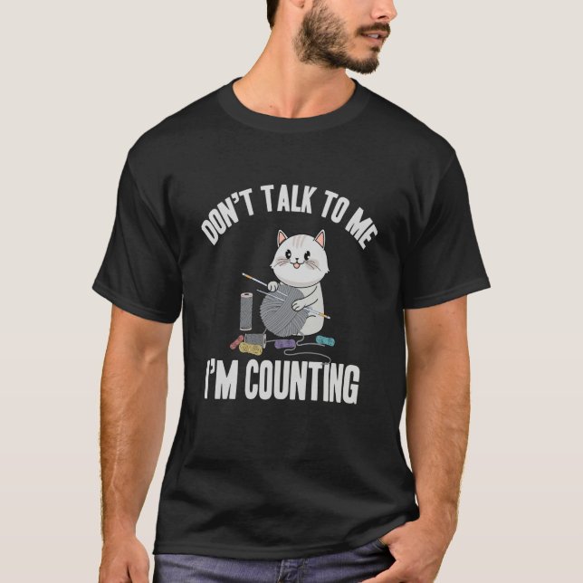 Camiseta Don't Talk To Me I'm Counting  Cat Crochet Knittin (Frente)