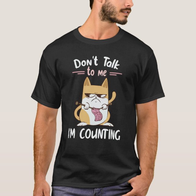 Camiseta Don't Talk To Me I'm Counting Cat Knits Hand Knitt (Frente)