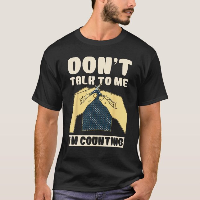 Camiseta Don't Talk To Me I'm Counting Crochet Funny (Frente)