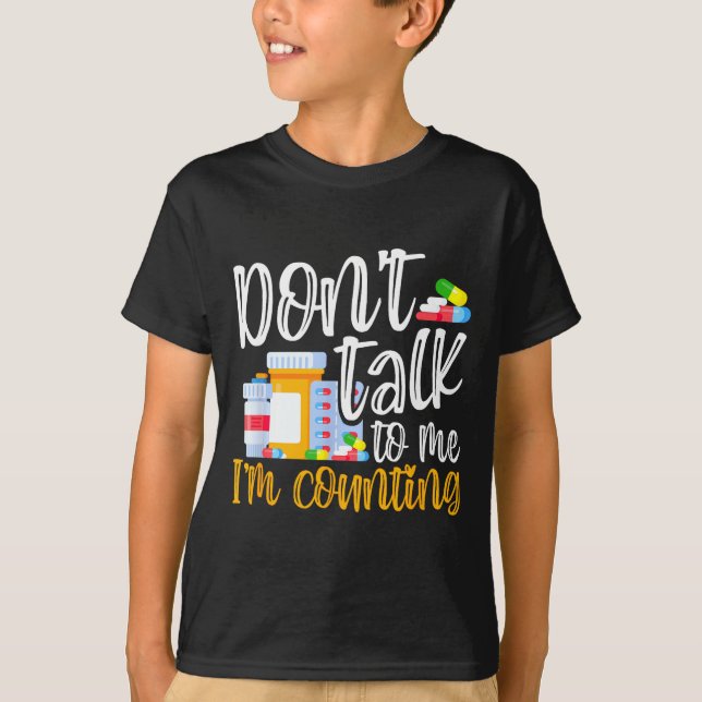 Camiseta Dont Talk To Me Im Counting Funny Pharmacy Tech  (Frente)