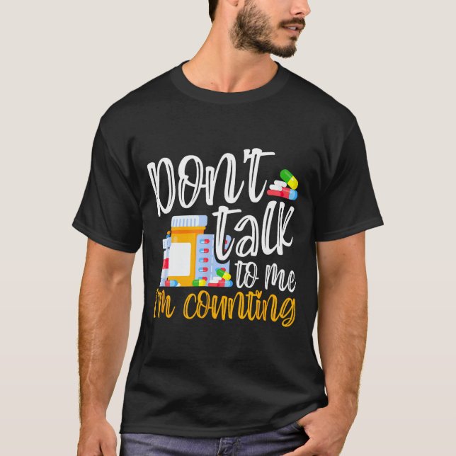 Camiseta Dont Talk To Me Im Counting Funny Pharmacy Tech  (Frente)