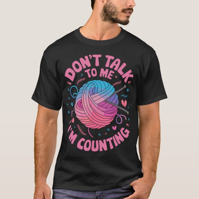 Camiseta Dont Talk To Me Im Counting Knitting Stitches Croc (Frente)