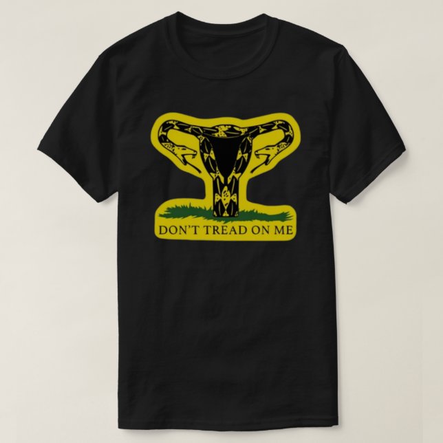 Camiseta dont tread on me uterus  Sticker.png (Frente do Design)