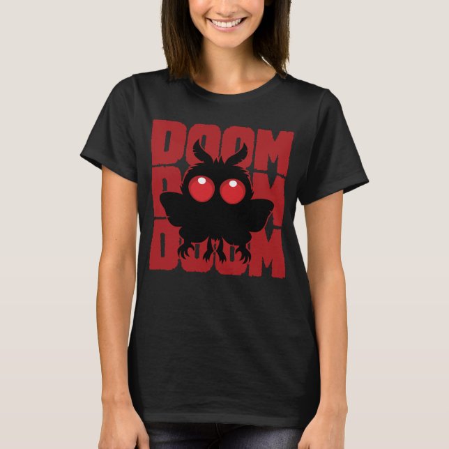 Camiseta DOOM DOOM DOOM Kawaii Mothman Críptido (Frente)