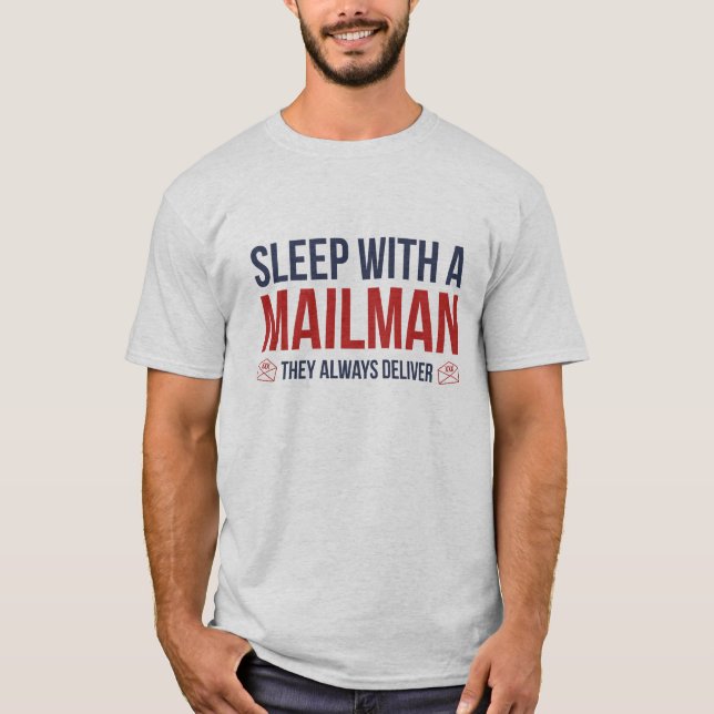 Camiseta Dorme Com Um Mailman. Eles Sempre Entregam. (Frente)